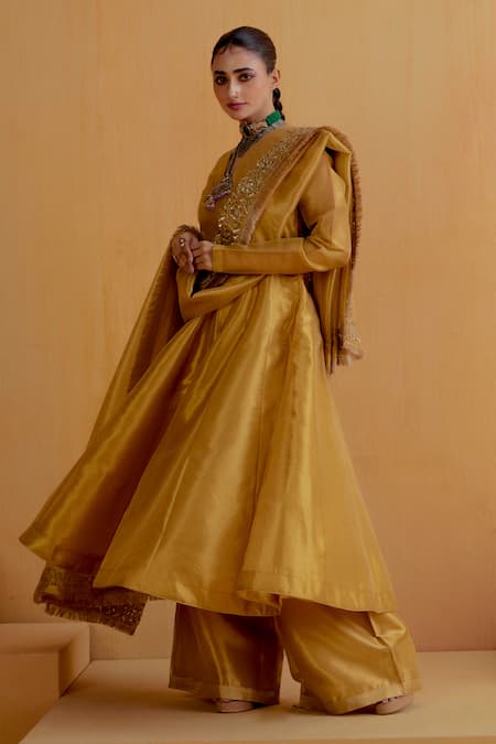 Buy Ranian Gold Silk, Tissue Embroidery, Zari V-neck Kalidar Kurta Set Buy_Ranian_Gold Silk, Tissue Embroidery, Zari V-neck Kalidar Kurta Set