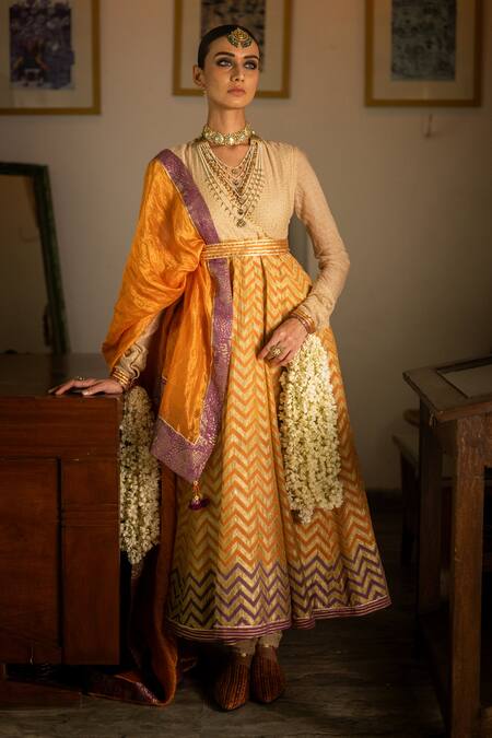 Shop Swatti Kapoor Orange Hand Woven 40gm Chanderi Printed Foil Mehtabh Dupatta at Aza Fashions Shop_Swatti Kapoor_Orange Hand Woven 40gm Chanderi Printed Foil Mehtabh Dupatta _at_Aza_Fashions