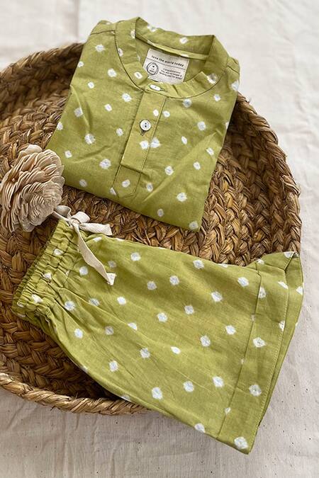 Love The World Today_Green 100% Cotton Hand Dyed Bandhani Kacchi Kairi Kurta With Shorts_Online_at_Aza_Fashions