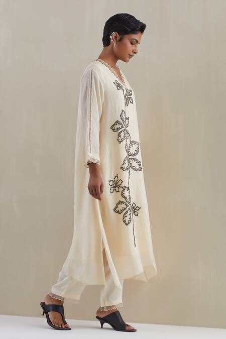 One Not Two Off White Kurta Crushed Silk Hand Embroidered Floral V-neck Pant Set Online at Aza Fashions One Not Two_Off White Kurta Crushed Silk Hand Embroidered Floral V-neck Pant Set _Online_at_Aza_Fashions