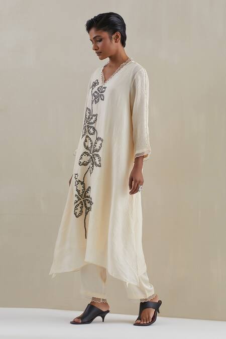Buy One Not Two Off White Kurta Crushed Silk Hand Embroidered Floral V-neck Pant Set Online at Aza Fashions Buy_One Not Two_Off White Kurta Crushed Silk Hand Embroidered Floral V-neck Pant Set _Online_at_Aza_Fashions