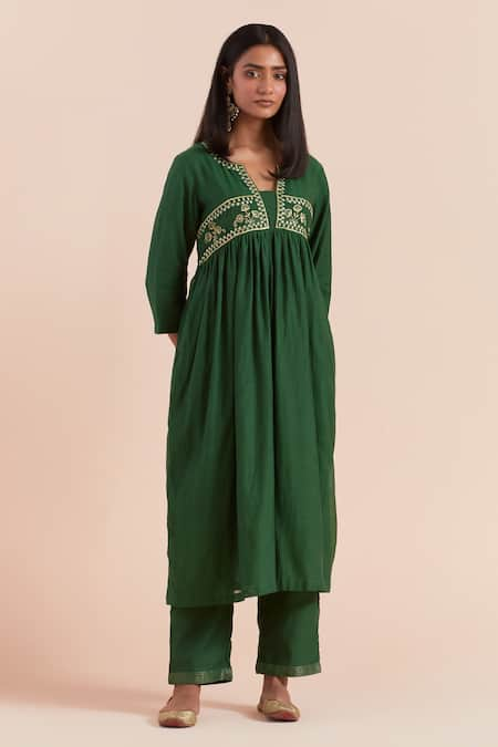 Priya Chaudhary Green Soft Chanderi Embroidered Floral Notched Round Yoke A-line Kurta With Pant 