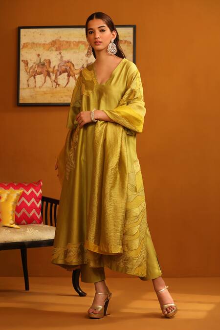 Omana By Ranjana Bothra Green Cotton Satin, Silk Applique V-neck Floral Kurta Trouser Set at Aza Fashions Omana By Ranjana Bothra_Green Cotton Satin, Silk Applique V-neck Floral Kurta Trouser Set _at_Aza_Fashions