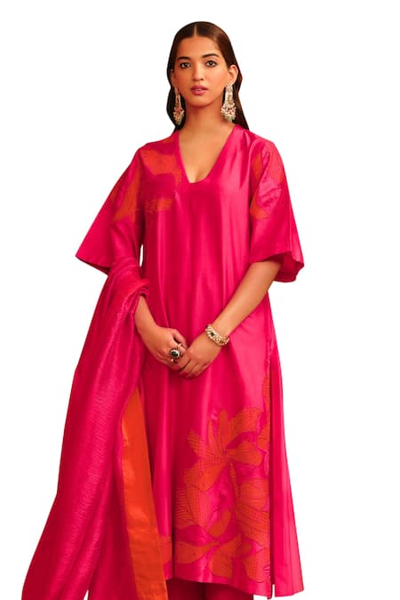 Omana By Ranjana Bothra_Pink Cotton Satin, Silk Embroidery V-neck Floral Applique Kurta Trouser Set _Online_at_Aza_Fashions