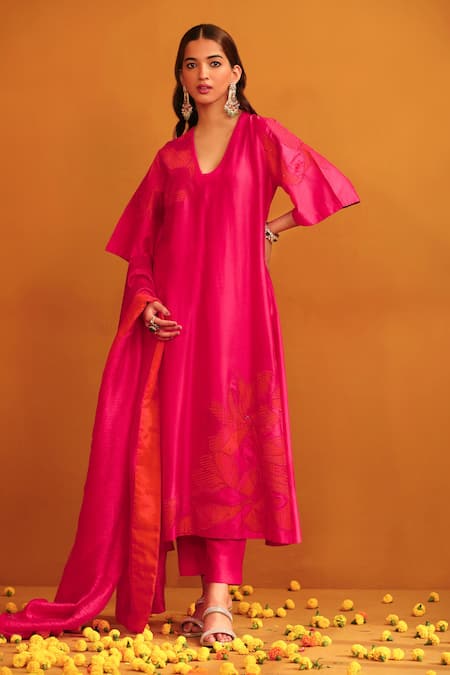 Omana By Ranjana Bothra_Pink Cotton Satin, Silk Embroidery V-neck Floral Applique Kurta Trouser Set _at_Aza_Fashions