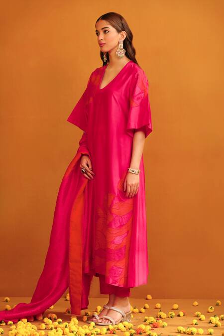 Buy_Omana By Ranjana Bothra_Pink Cotton Satin, Silk Embroidery V-neck Floral Applique Kurta Trouser Set 