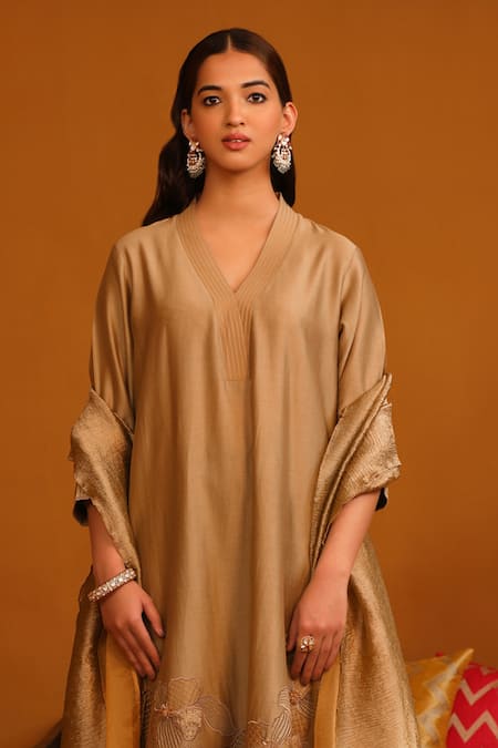 Omana By Ranjana Bothra Beige Cotton Satin, Crepe Applique V-neck Floral Kurta Trouser Set Online at Aza Fashions Omana By Ranjana Bothra_Beige Cotton Satin, Crepe Applique V-neck Floral Kurta Trouser Set _Online_at_Aza_Fashions