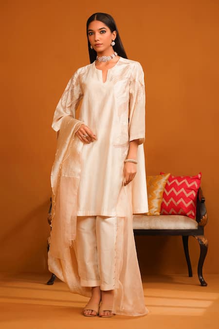 OMANA BY RANJANA BOTHRA Ivory Kurta And Trouser Cotton Satin Applique Floral Notched Neck Huma Set 