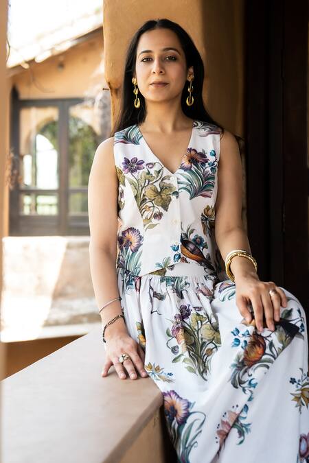 Raiman Off White Cotton Print Floral V-neck Vintage Waist Coat With Skirt at Aza Fashions Raiman_Off White Cotton Print Floral V-neck Vintage Waist Coat With Skirt _at_Aza_Fashions