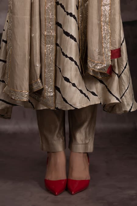 Shop_Bhusattva_Gold Cotton, Silk Beads, Metallic Thread Leheriya Tie Dye Pattern Kurta Pant Set 
