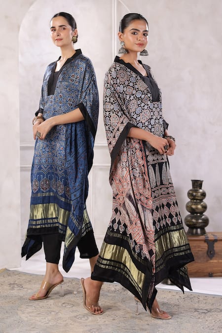 Geroo Jaipur_Blue V-neck Floral Geometric Silk Kaftan With Pant _Online_at_Aza_Fashions