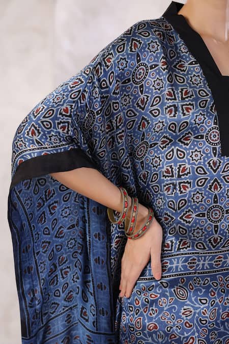 Geroo Jaipur Blue V-neck Floral Geometric Silk Kaftan With Pant at Aza Fashions Geroo Jaipur_Blue V-neck Floral Geometric Silk Kaftan With Pant _at_Aza_Fashions