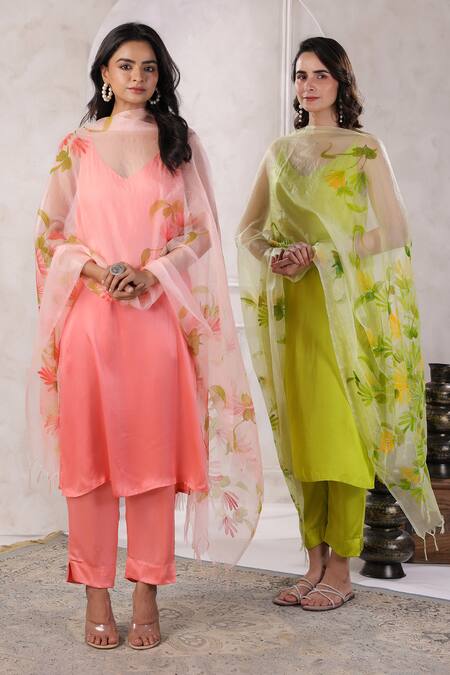 Geroo Jaipur_Peach Satin, Chiffon Spring Serenity Solid Kurta Set With Handpainted Dupatta _Online_at_Aza_Fashions