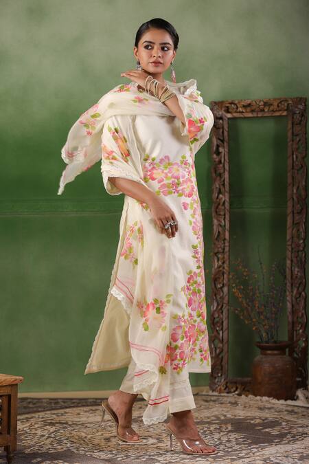 Geroo Jaipur_White Chanderi Lace V-neck Floral Handpainted Kurta Pant Set _Online_at_Aza_Fashions