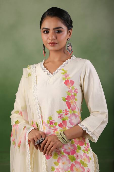 Buy_Geroo Jaipur_White Chanderi Lace V-neck Floral Handpainted Kurta Pant Set _Online_at_Aza_Fashions