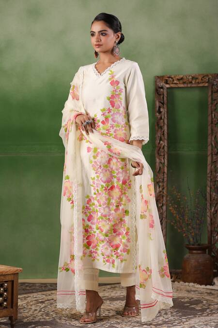 Shop_Geroo Jaipur_White Chanderi Lace V-neck Floral Handpainted Kurta Pant Set _Online_at_Aza_Fashions