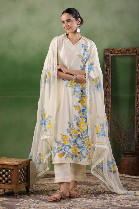 Geroo Jaipur_White Chanderi Embroidery, Lace V-neck Handpainted Floral Kurta Pant Set _Online_at_Aza_Fashions