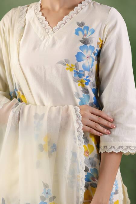 Shop_Geroo Jaipur_White Chanderi Embroidery, Lace V-neck Handpainted Floral Kurta Pant Set _Online_at_Aza_Fashions