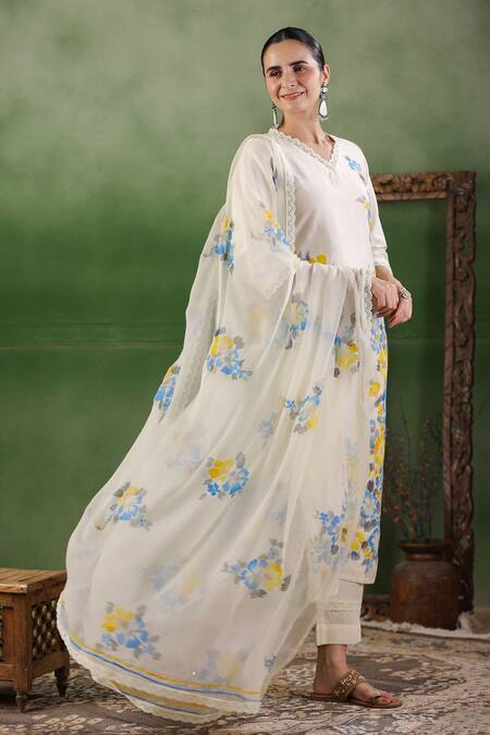 Buy_Geroo Jaipur_White Chanderi Embroidery, Lace V-neck Handpainted Floral Kurta Pant Set 