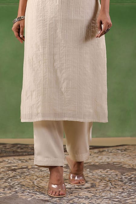 Geroo Jaipur_White Chanderi Embroidery Split V-neck Floral Kurta With Pant _Online_at_Aza_Fashions