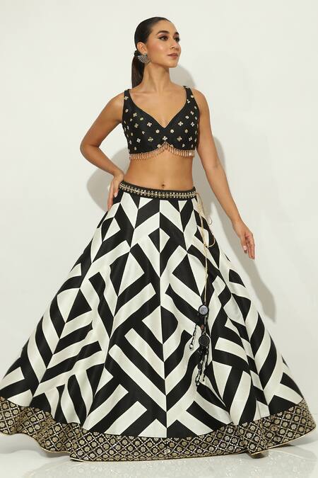 Vandana Sethi Black , Chanderi Mirrors Abstract Maze Print Work Lehenga Set at Aza Fashions Vandana Sethi_Black , Chanderi Mirrors Abstract Maze Print Work Lehenga Set _at_Aza_Fashions