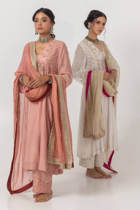 Pants And Pajamas White Cotton, , , Geometric Flora Kurta Pant Set Online at Aza Fashions Pants And Pajamas_White Cotton, , , Geometric Flora Kurta Pant Set _Online_at_Aza_Fashions