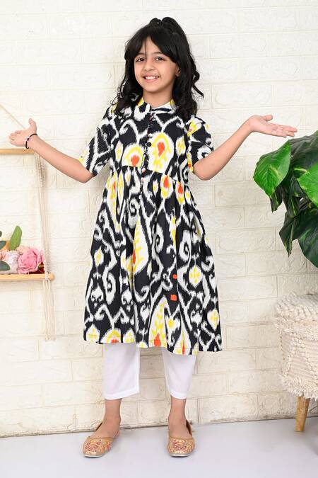 THE COTTON STAPLE Black Cotton Ebony Paisley Ikat Print Kurta With Pant Online at Aza Fashions THE COTTON STAPLE_Black Cotton Ebony Paisley Ikat Print Kurta With Pant _Online_at_Aza_Fashions