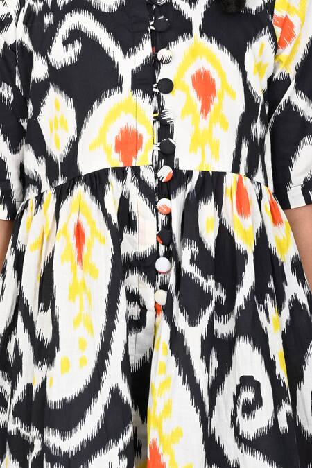 THE COTTON STAPLE Black Cotton Ebony Paisley Ikat Print Kurta With Pant at Aza Fashions THE COTTON STAPLE_Black Cotton Ebony Paisley Ikat Print Kurta With Pant _at_Aza_Fashions