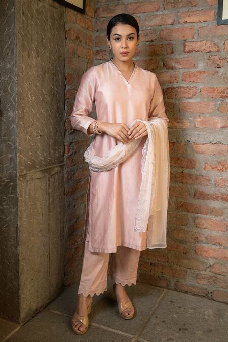 Buy_Pooja Kankariya_Pink Chanderi Silk Threadwork V-neck Solid Kurta Set With Dupatta _Online_at_Aza_Fashions