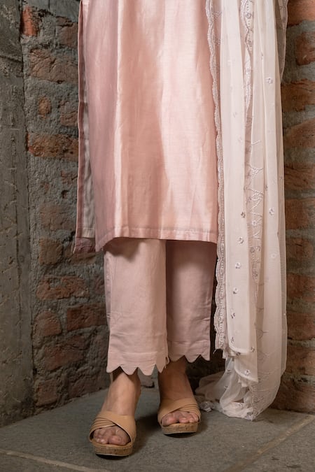 Buy_Pooja Kankariya_Pink Chanderi Silk Threadwork V-neck Solid Kurta Set With Dupatta 