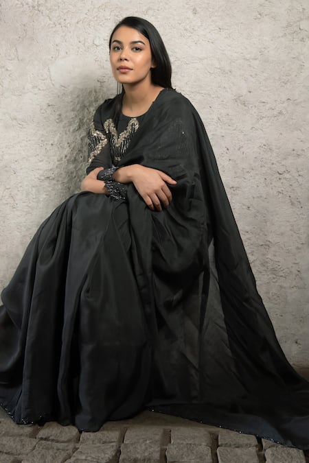 Buy_Pooja Kankariya_Grey Silk Pearls, Sequins, Zari, Crystal Hanging Embellished Saree With Blouse _Online_at_Aza_Fashions