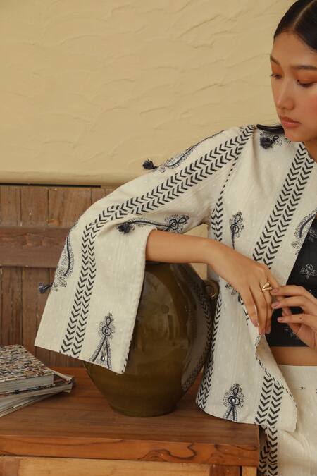 Muvazo_White Lurex Dobby Hand Embroidered Mirror Front Open Boteh Print Jacket _Online_at_Aza_Fashions