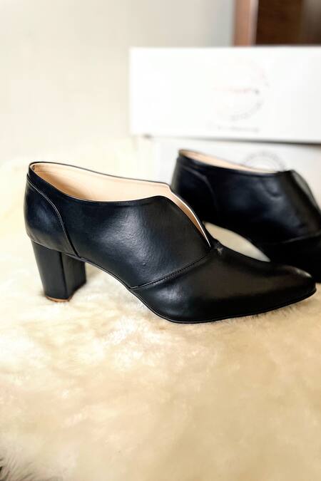 Modanta Footwear Black Pointed Toe Ankle Boots Online at Aza Fashions Modanta Footwear_Black Pointed Toe Ankle Boots _Online_at_Aza_Fashions