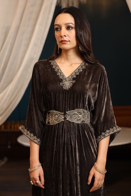 Shop_K-Anshika_Grey Velvet Embroidery Resham V Neck Neckline Kurta With Belt 
