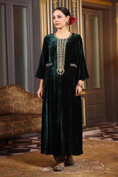 k-anshika Green Velvet Embroidery Resham Round Sequin Kurta And Pant Set 