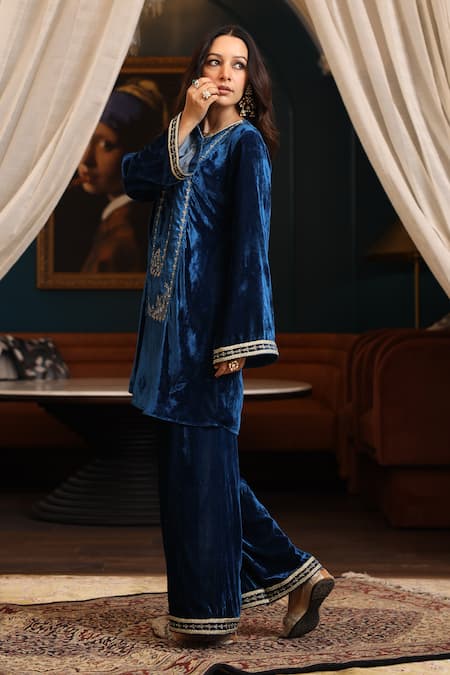 Shop_K-Anshika_Blue Velvet, Chiffon Embroidery, Sequins, Beads Split V-neck Thread Kurta Set _at_Aza_Fashions