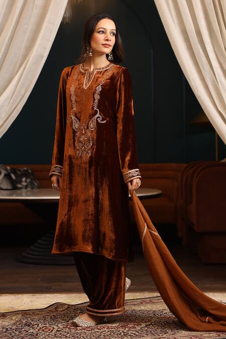 Shop K-Anshika Brown Velvet, Chiffon Embroidery, Sequins, Beads Split V-neck Paisley Kurta Set Shop_K-Anshika_Brown Velvet, Chiffon Embroidery, Sequins, Beads Split V-neck Paisley Kurta Set