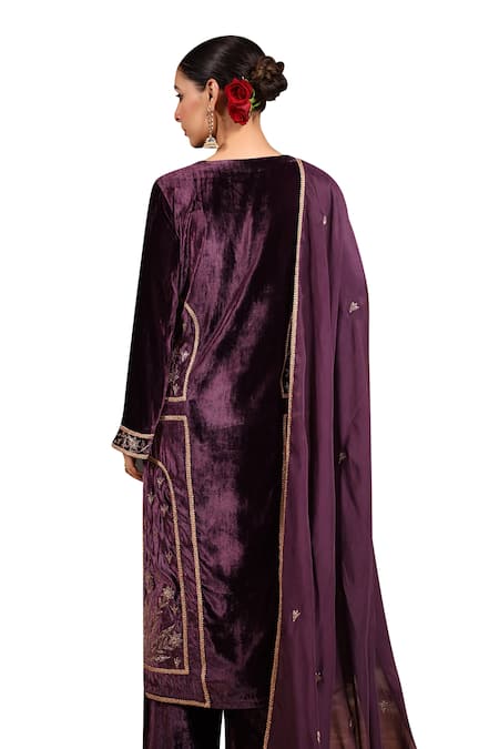 K-Anshika Wine Velvet Beads, Sequins, Embroidery V-neck Mughal Floral Kurta Set Online at Aza Fashions K-Anshika_Wine Velvet Beads, Sequins, Embroidery V-neck Mughal Floral Kurta Set _Online_at_Aza_Fashions