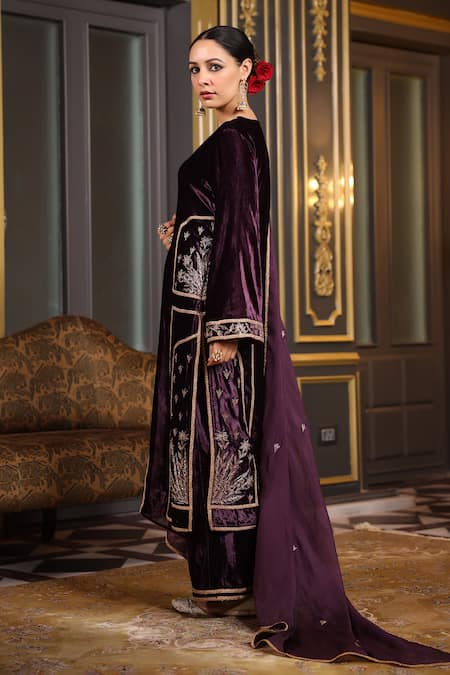 Buy_K-Anshika_Wine Velvet Beads, Sequins, Embroidery V-neck Mughal Floral Kurta Set _Online_at_Aza_Fashions