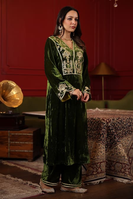 K-Anshika_Green Velvet Embroidery, Sequins, Beads Plunge Neck Resham Work Kurta Set _Online_at_Aza_Fashions