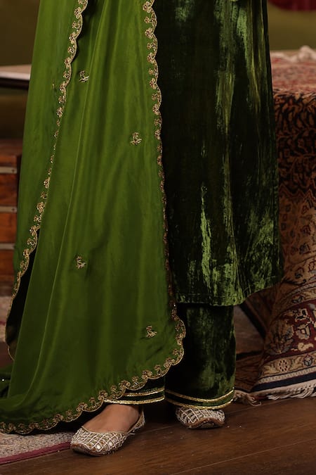 Buy K-Anshika Green Velvet Embroidery, Sequins, Beads Plunge Neck Resham Work Kurta Set Online at Aza Fashions Buy_K-Anshika_Green Velvet Embroidery, Sequins, Beads Plunge Neck Resham Work Kurta Set _Online_at_Aza_Fashions