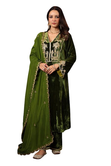 Shop K-Anshika Green Velvet Embroidery, Sequins, Beads Plunge Neck Resham Work Kurta Set Online at Aza Fashions Shop_K-Anshika_Green Velvet Embroidery, Sequins, Beads Plunge Neck Resham Work Kurta Set _Online_at_Aza_Fashions