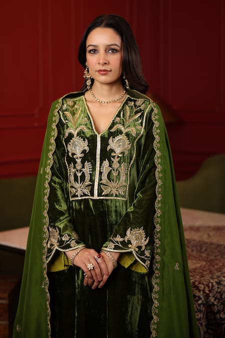Shop K-Anshika Green Velvet Embroidery, Sequins, Beads Plunge Neck Resham Work Kurta Set Shop_K-Anshika_Green Velvet Embroidery, Sequins, Beads Plunge Neck Resham Work Kurta Set
