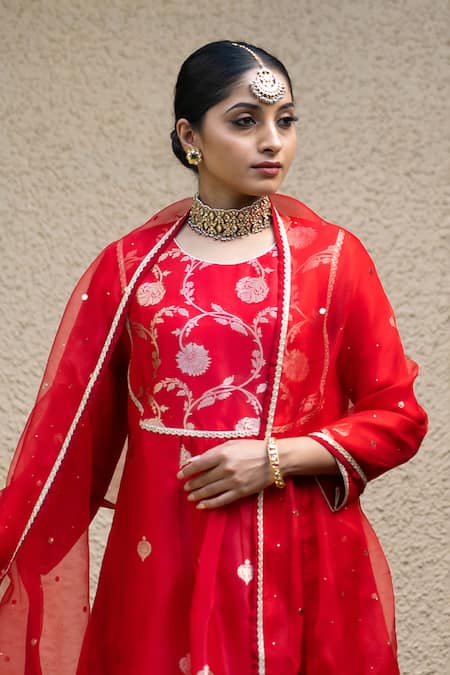 SOBARIKO Red Silk, Chiffon Mirrors Round Neck Gulshan Yoke Woven Kurta Pant Set Online at Aza Fashions SOBARIKO_Red Silk, Chiffon Mirrors Round Neck Gulshan Yoke Woven Kurta Pant Set _Online_at_Aza_Fashions