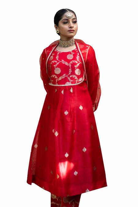 Buy SOBARIKO Red Silk, Chiffon Mirrors Round Neck Gulshan Yoke Woven Kurta Pant Set Buy_SOBARIKO_Red Silk, Chiffon Mirrors Round Neck Gulshan Yoke Woven Kurta Pant Set