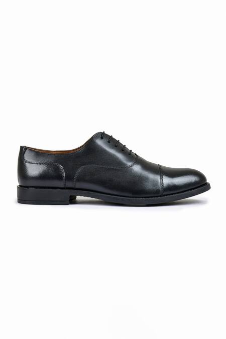 Wednesday Lifestyle_Black Plain Officer Ii Oxford Shoes _Online_at_Aza_Fashions