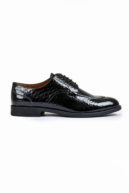 Wednesday Lifestyle_Black Matthew Solid Glossy Finish Derby Shoes _Online_at_Aza_Fashions