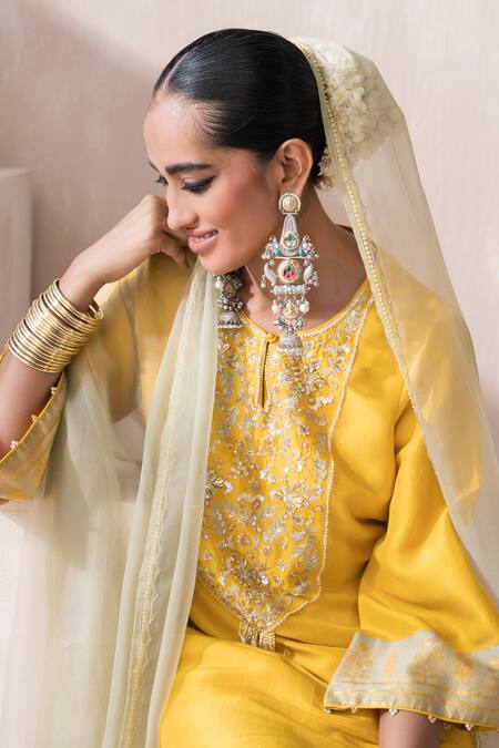 Buy_Saisha_Yellow Chinese Silk Embellished Floral Vine Embroidered High-low Kurta Pant Set 