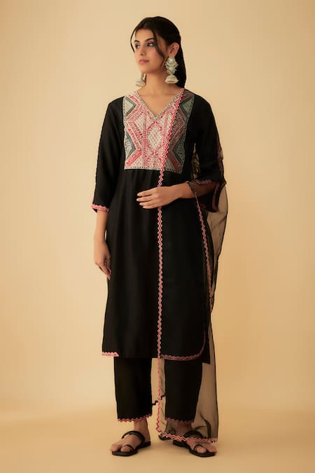 Shop_1999ad By Amita & Deepak_Black Chanderi Embroidery V-neck Kurta Pant Set _Online_at_Aza_Fashions