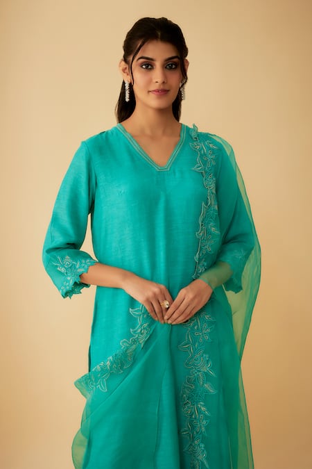 1999ad By Amita & Deepak_Green Linen, Silk Embroidery V-neck Applique Kurta And Pant Set _Online_at_Aza_Fashions